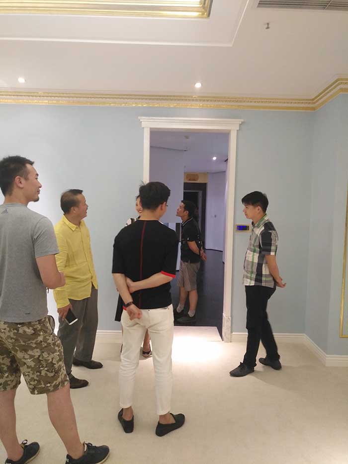 他是谁？